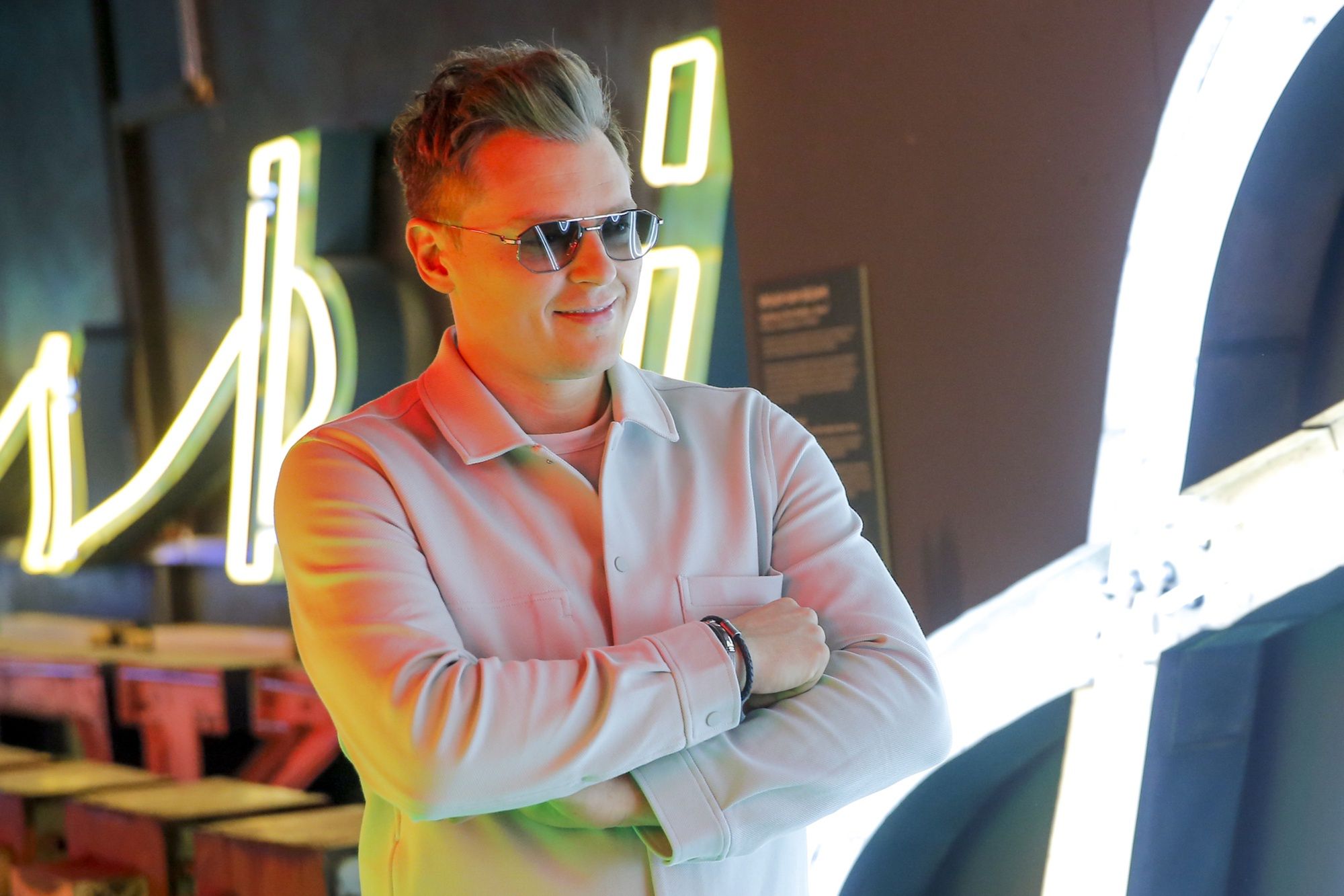 Rafał Brzozowski trzaska sobie sesję w Muzeum Neonów