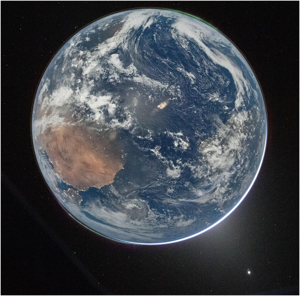 Zdjęcie Ziemi z widoczną zorzą polarną