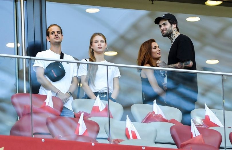 Natalia Szroeder i Quebonafide relacjonują wieczorny relaks na kanapie