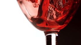 Czerwone wino nie pomaga w walce z trądzikiem. Pij je jak najrzadziej (WIDEO)