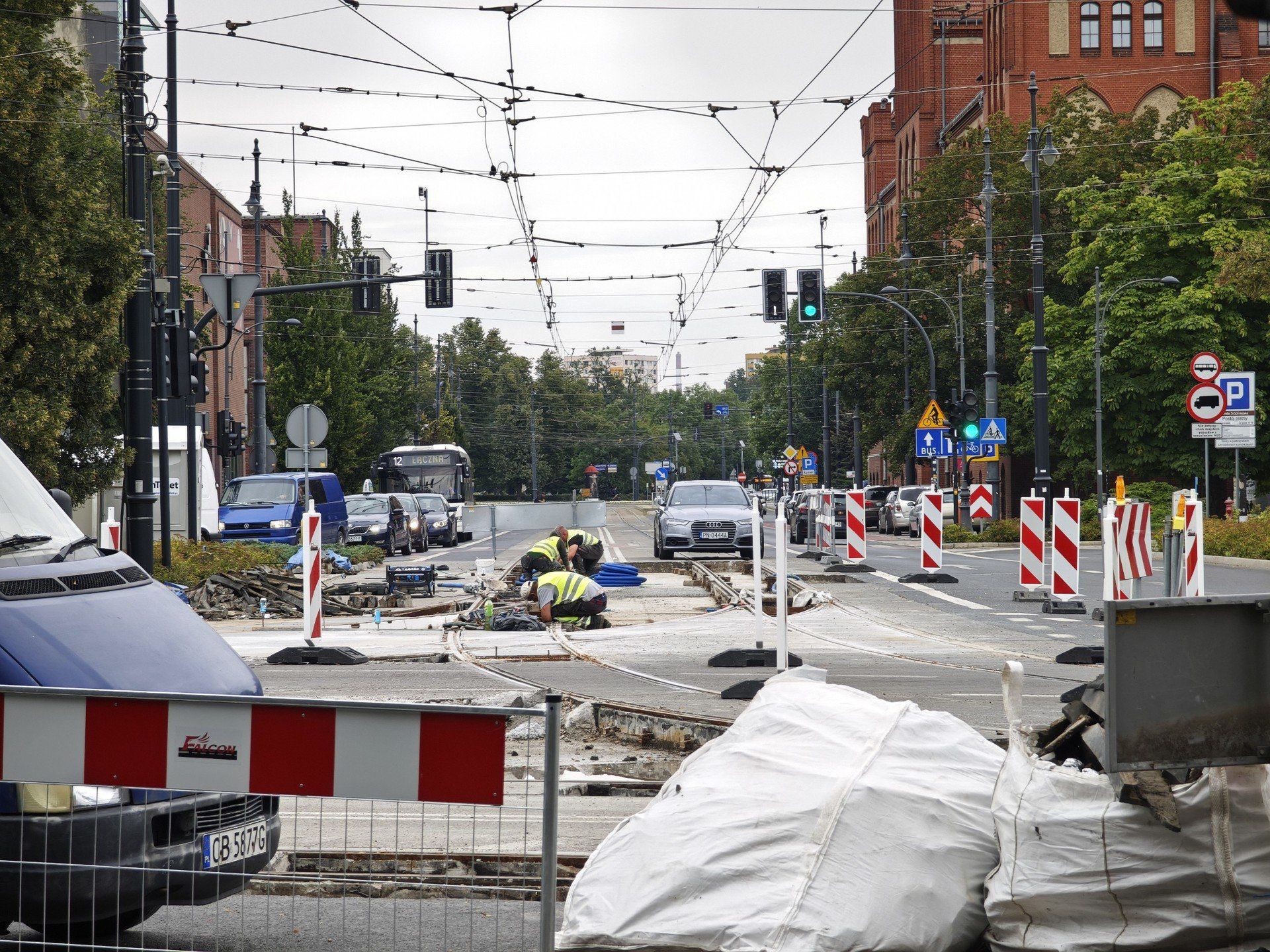 Naprawa nawierzchni w węźle przesiadkowym w alei św. Jana Pawła II w Toruniu