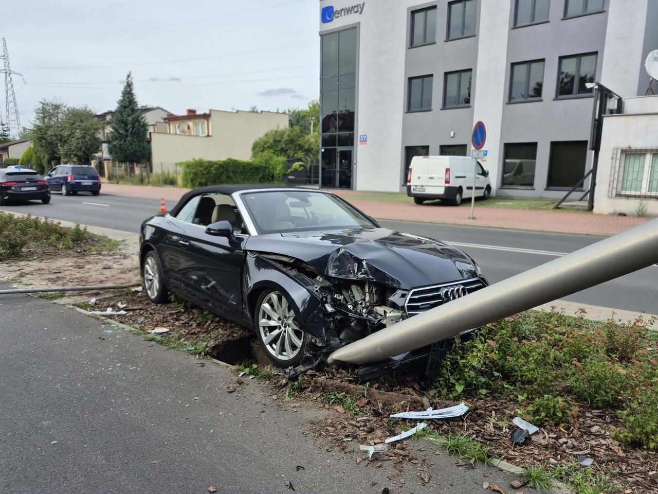 49-letni kierowca Audi uderzył w latarnię na ul. Chopina w Płocku. Był reanimowany!