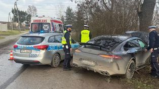Jędrzejów: Rozbił sportowego mercedesa na drzewie. Próbował uciekać