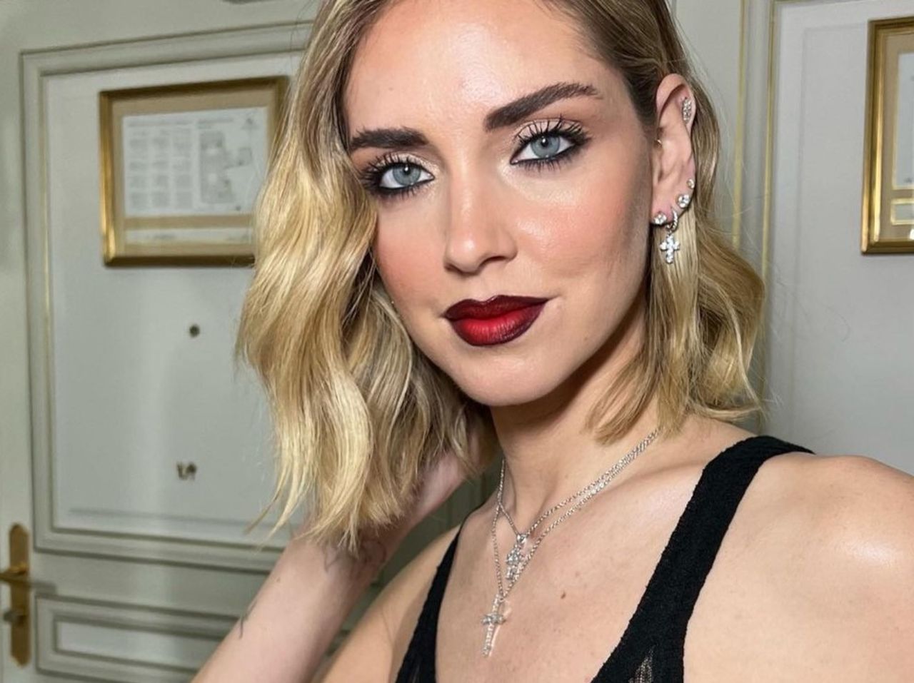 Tym razem nie "naga sukienka", a prześwitujący top i kabaretki. Chiara Ferragni na Paris Fashion Week