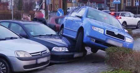 Pomyliła hamulec z gazem i najechała na zaparkowane auto