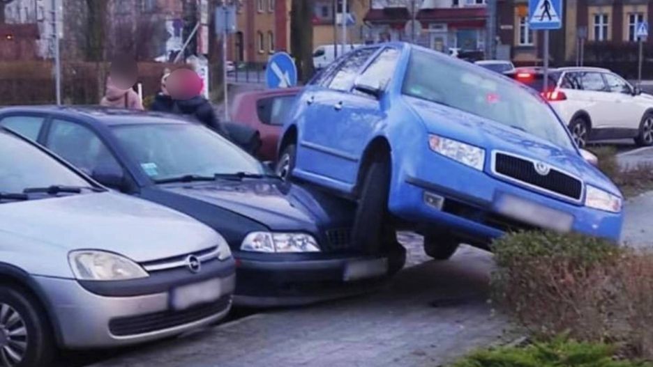 Pomyliła hamulec z gazem i najechała na zaparkowane auto