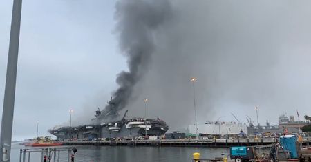 USA. Okręt marynarki wojennej w płomieniach. Liczba rannych wzrosła do 60
