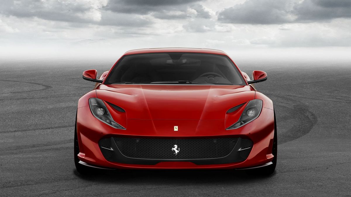 Nowe 812 Superfast dysponuje najmocniejszym silnikiem, jaki pojawił się w produkcyjnym samochodzie Ferrari. Pod jego maską siedzi V12 o pojemności 6,5 l. Wolnossący (tak, dobrze widzicie, nie będzie tu turbo) silnik generuje 800 KM przy 8500 rpm oraz 718 Nm przy 7000 rpm.