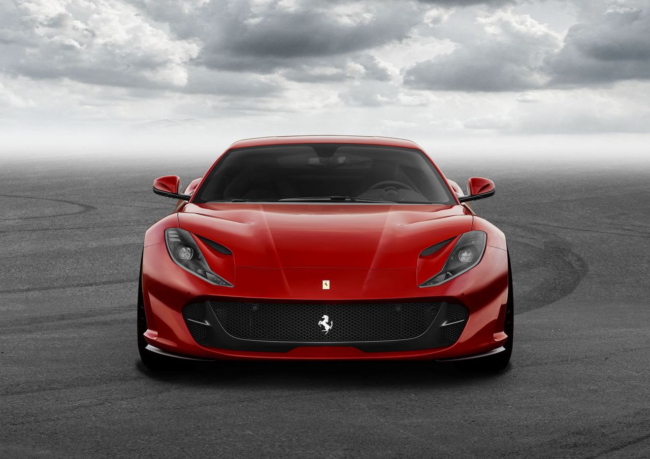 Nowe 812 Superfast dysponuje najmocniejszym silnikiem, jaki pojawił się w produkcyjnym samochodzie Ferrari. Pod jego maską siedzi V12 o pojemności 6,5 l. Wolnossący (tak, dobrze widzicie, nie będzie tu turbo) silnik generuje 800 KM przy 8500 rpm oraz 718 Nm przy 7000 rpm.