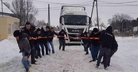 Kierowca ciężarówki nie był w stanie wjechać na plac. Obyło się bez ciężkiego sprzętu