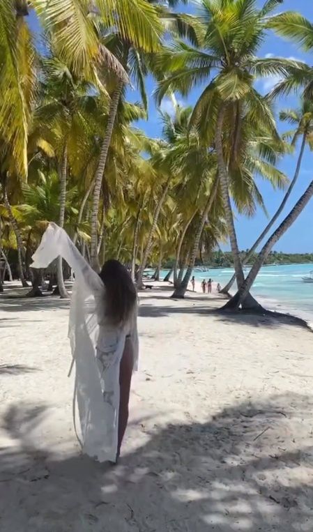 Aleksandra Opozda paraduje po plaży w białej narzutce