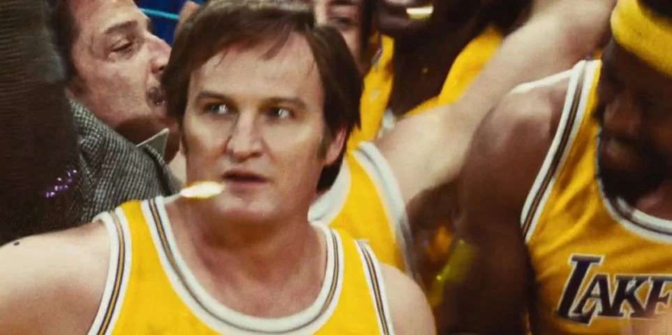 Jason Clarke jako Jerry West w serialu HBO 