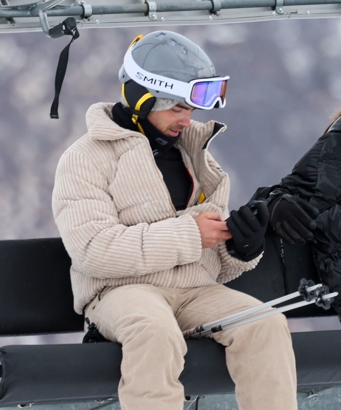 *PREMIUM-EXCLUSIVE* Joe Jonas enjoys a romantic skiing session with new girlfriend Stormi Bree!
*PREMIUM-EXCLUSIVE* Aspen, CO  - Singer Joe Jonas puts his recent split with actress Sophie Turner behind him as he steps out in Aspen to enjoy a skiing date with his new love interest Stormi Bree. Shot on 01/05/23.

BACKGRID USA 6 JANUARY 2024,Image: 834762380, License: Rights-managed, Restrictions: Hold for Alex, Model Release: no, Pictured: Joe Jonas, Stormi Bree, Credit line: The Daily Stardust / BACKGRID / Backgrid USA / Forum
The Daily Stardust / BACKGRID / Backgrid USA / Forum
Joe Jonas, Skiing, Helmet, Skis, Goggle, Snow Pants, Winter Coat, Snow, Boots, Vacation, Getaway, New Romance, Couple, Singer, Model, Fashion, Style, The Jonas Brothers, Aspen