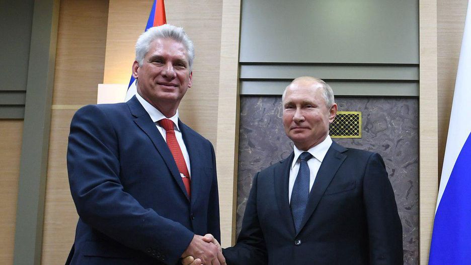 Władimir Putin z prezydentem Kuby spotkał się w listopadzie. W poniedziałek natomiast obaj przywódcy odbyli rozmowę telefoniczną na temat "przyszłych powiązań" (Twitter)  