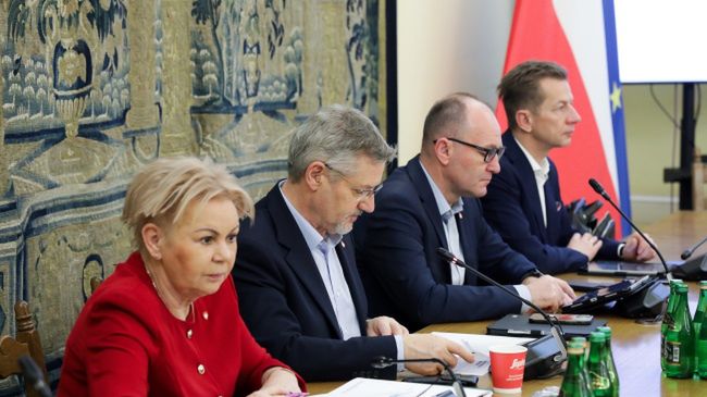 Krystyna Skowrońska, Janusz Cichoń, Marek Sowa, Rafał Kasprzyk podczas posiedzenia sejmowej Komisji Finansów Publicznych w Sejmie 