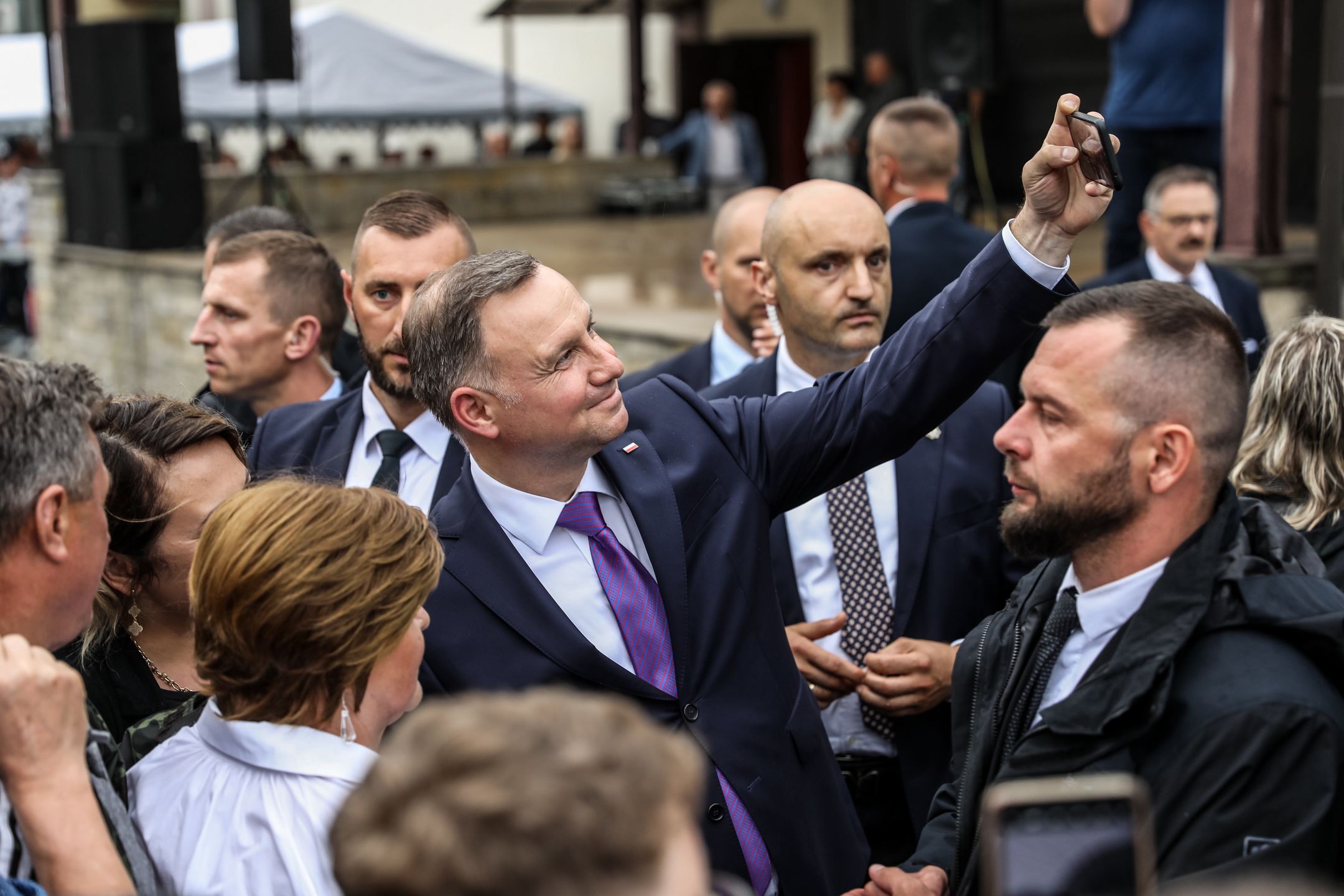 Lipsko (woj. mazowieckie), 05.07.2022. Prezydent RP Andrzej Duda (C) podczas spotkania z mieszkańcami miasta przed siedzibą Centrum Kultury w Lipsku, 5 bm. (ak/amb) PAP/Adam Kumorowicz