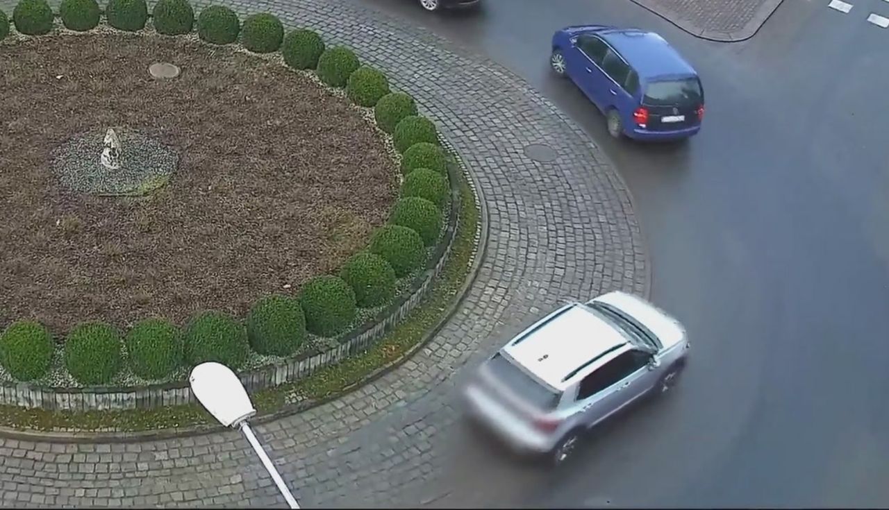 Sceny na rondzie. Kobieta uwięziona w aucie. Nagrało się