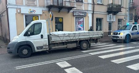 Potrącenie na przejściu dla pieszych w Międzyrzecu Podlaskim. Wideo z tego zdarzenia