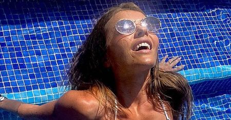 Edyta Herbuś przypomina o piciu wody, pozując w bikini. Fani pieją z zachwytu: "Petarda jak 18-tka" (FOTO)