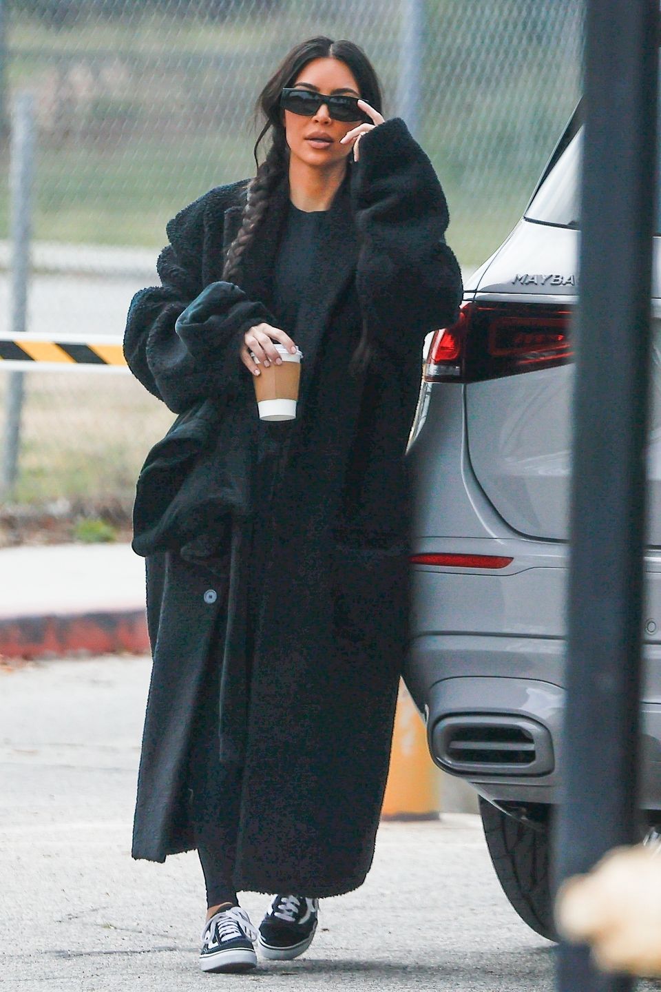 "Rozczochrana" i zaspana Kim Kardashian pilnuje dzieci na meczu piłki nożnej 