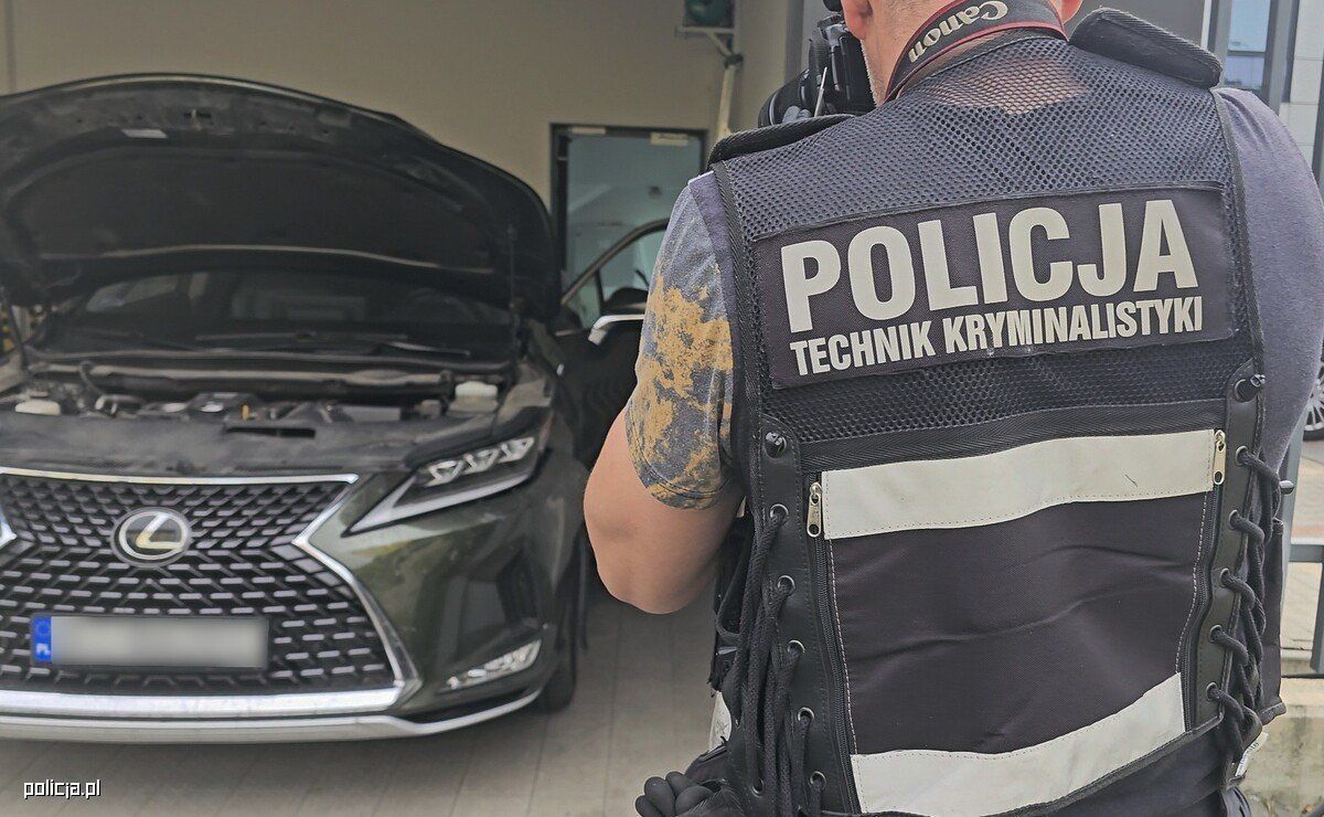 Uciekał skradzionym Lexusem, porzucił auto i schował się w lesie. Policjanci zatrzymali 27-latka