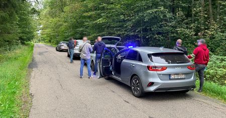 W aucie było 80 tysięcy. Dwóch mężczyzn zatrzymała policja
