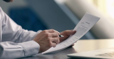 Podatek przychodowy. Firmy będą uciekały za granicę? Ekspertka: Nie polecam