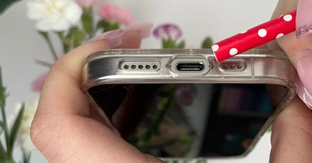 Gdy brat włożył słomkę do telefonu, śmiałam się. Teraz sama tak robię