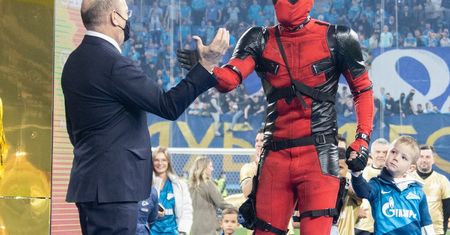 Gwiazda reprezentacji Rosji znów szokuje. Tak jeszcze nikt nie odebrał medalu