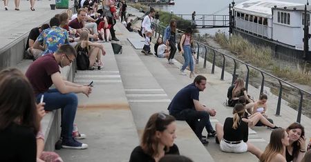 Warszawa. Zatrzęsienie na bulwarach. Przedsiębiorcy przygotowują się do otwarcia lokali