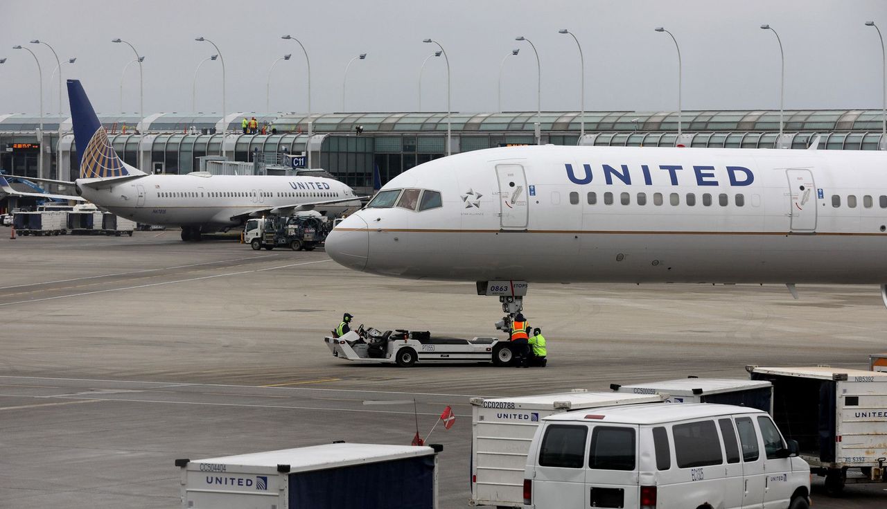 Body found in aircraft landing gear at Maui airport