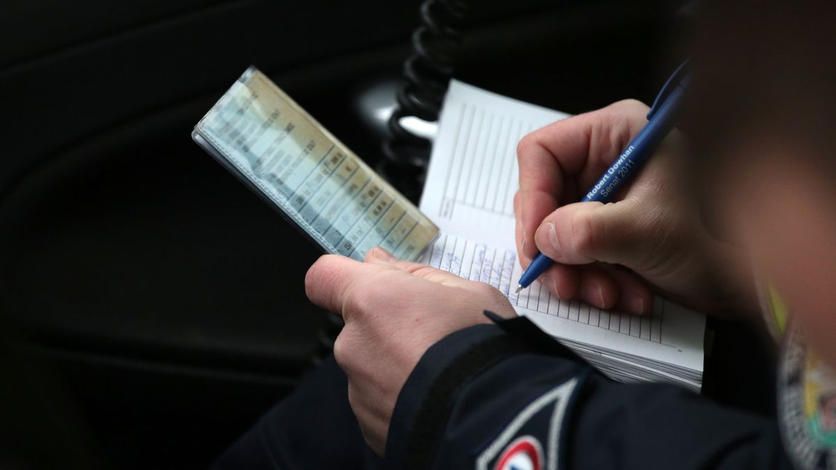 Rzadko, ale zdarza się mandat za nieprzerejestrowanie pojazdu. Może go wystawić policjant podczas kontroli drogowej.