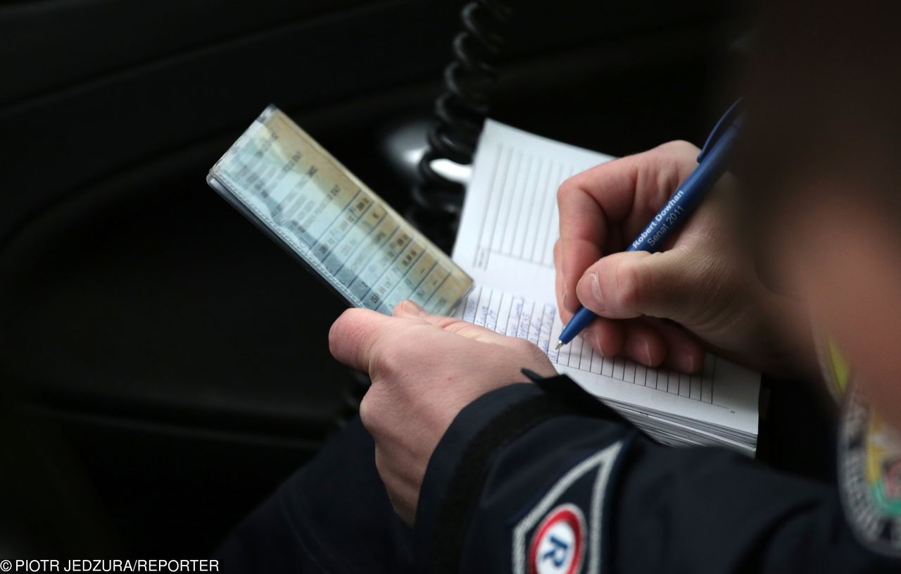 Rzadko, ale zdarza się mandat za nieprzerejestrowanie pojazdu. Może go wystawić policjant podczas kontroli drogowej.