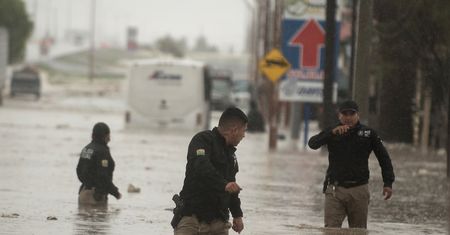 USA. Burza tropikalna. Zawaliła się cześć muru granicznego z Meksykiem