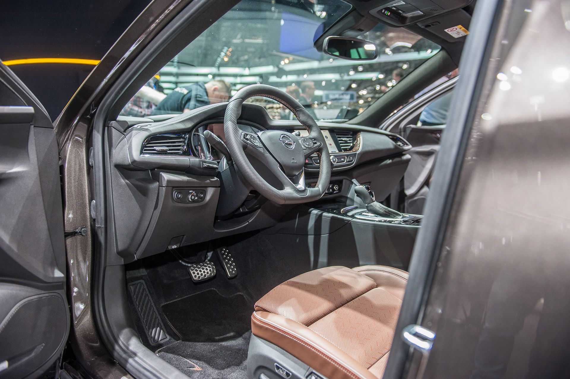 Opel OnStar to zbiór wielu funkcji wykorzystujących połączenie z internetem, dzięki którym podróż staje się łatwiejsza i bardziej komfortowa. Wśród możliwości tego bardzo rozbudowanego systemu znajdują się między innymi wyszukiwanie okolicznych restauracji czy stacji benzynowych, diagnostyka pojazdu, śledzenie samochodu w przypadku jego kradzieży, automatyczne wezwanie służb ratunkowych po zderzeniu czy zdolność do wezwania pomocy drogowej nawet w miejscu, gdzie komórka kierowcy znajduje się poza zasięgiem.