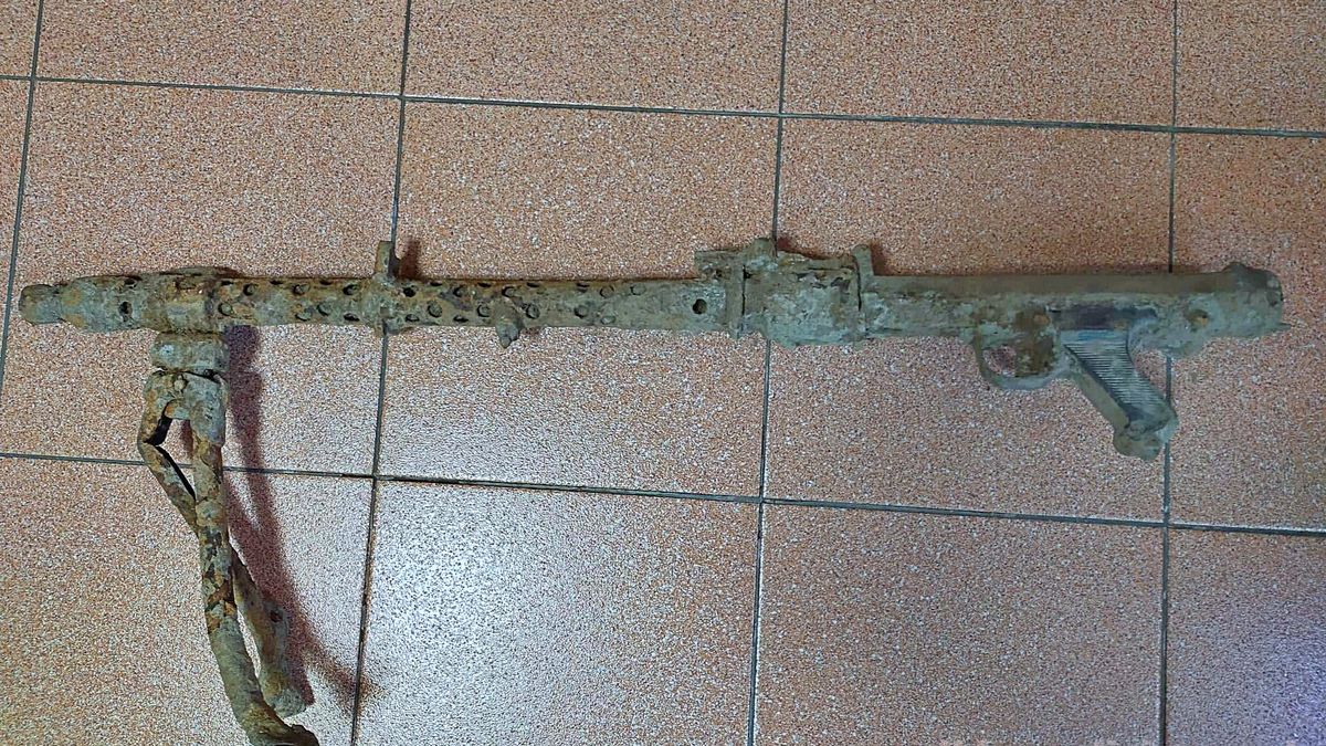 Policjanci z Młynar zabezpieczyli karabin maszynowy z czasów II wojny światowej. 