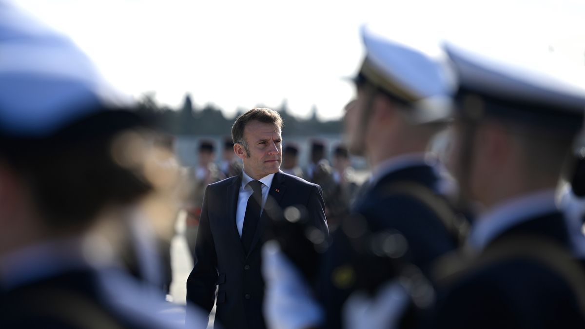 French President Macron visits Air Force Base in Istres
epa12650773 French President Emmanuel Macron (C) reviews troops during a visit to the Istres Air Force Base in Istres, southern France, 15 January 2026.  EPA/PHILIPPE MAGONI / POOL Pool MAXPPP OUT 
Dostawca: PAP/EPA.
PHILIPPE MAGONI / POOL
military, air force, base