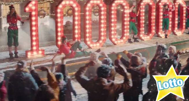 Pociąg z nagrodami i Święty Mikołaj reklamują „Lotteriadę świąteczną” Lotto (wideo)
