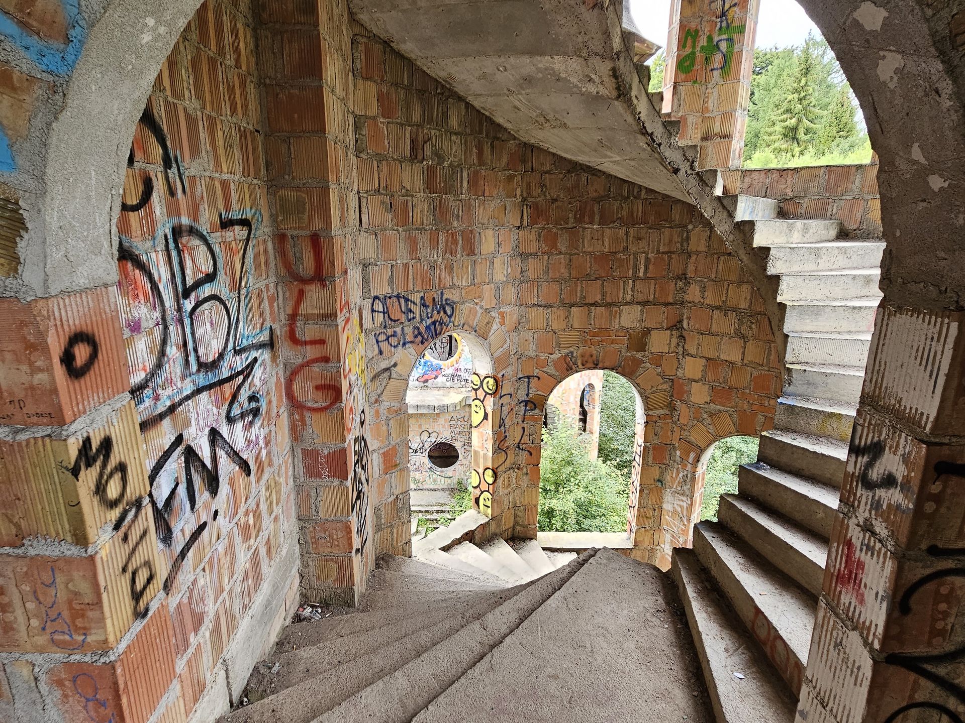 W ruinach zamku zauważyć można ciekawe pomysły architektoniczne