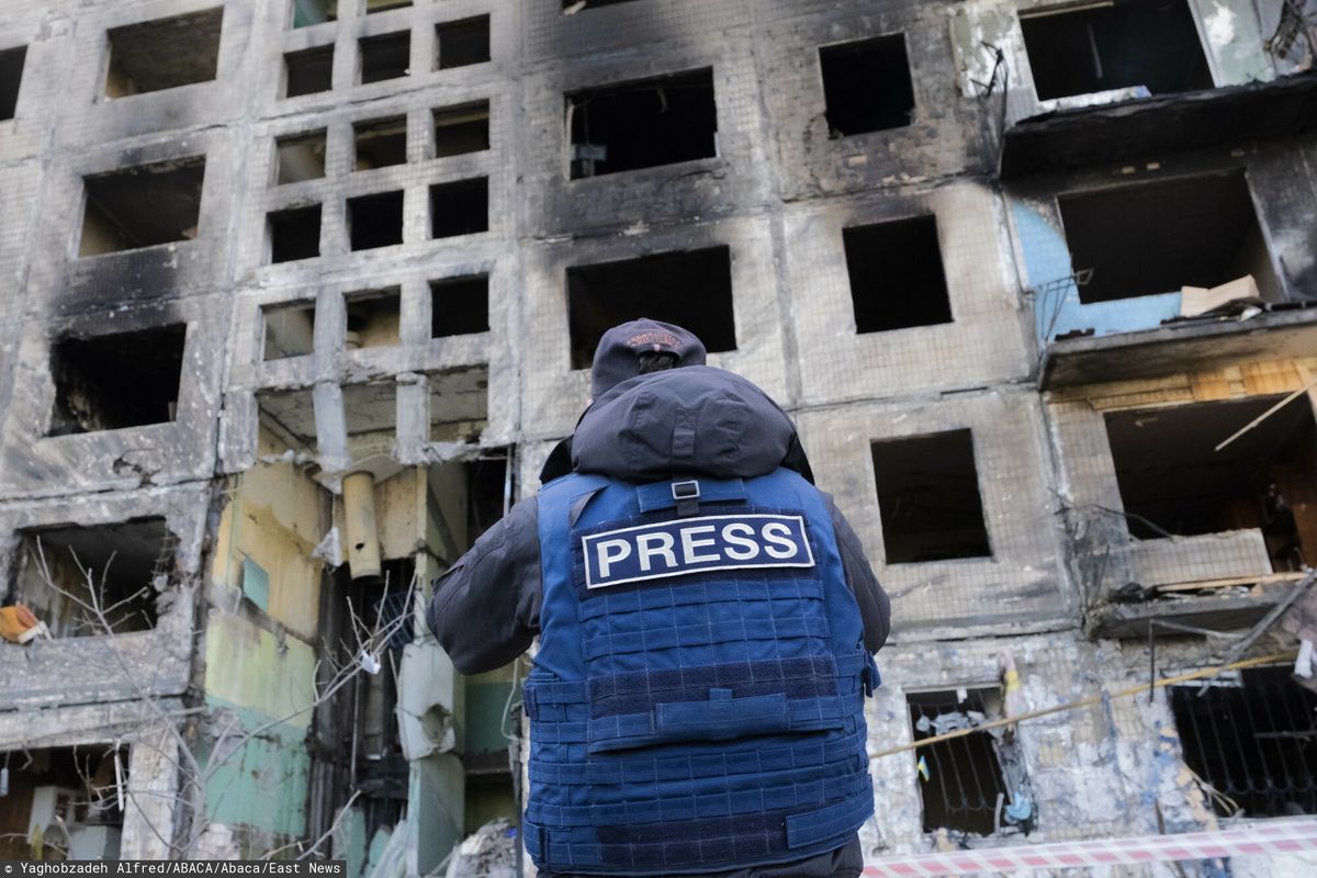 Ukraińscy dziennikarze wyróżnieni. Rozdano Nagrody Pulitzera. Na zdjęciu dziennikarz po bombardowaniu Kijowa 
