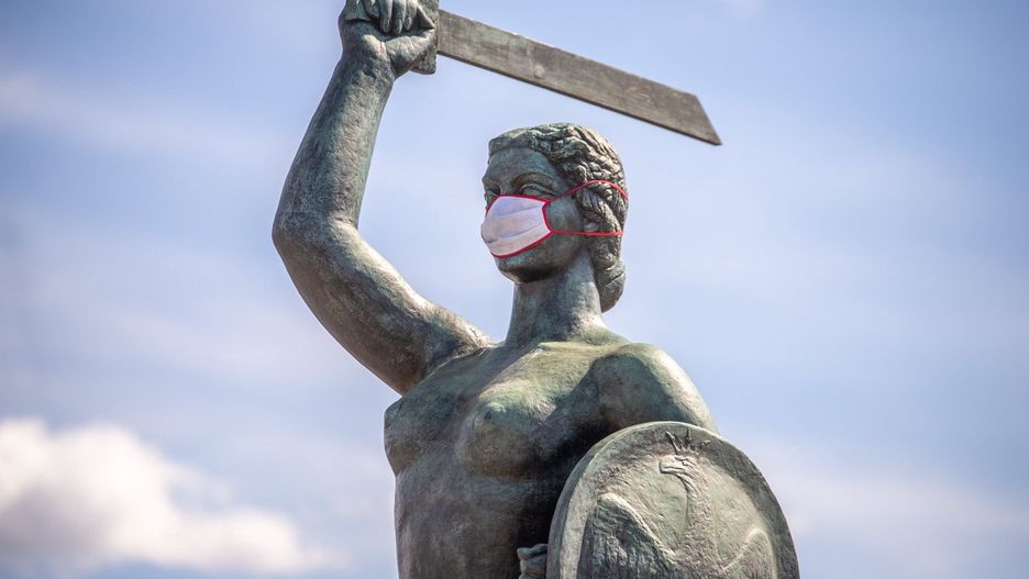 Koronawirus w Warszawie. Maseczka pojawiła się także na twarzy warszawskiej syrenki.