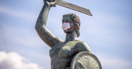 Koronawirus w Warszawie. Pierwszy dzień łagodzenia zakazów. W lesie bez maseczki