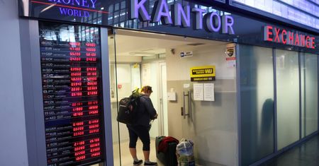 Złoty pod presją. Z dołka nie pomaga mu wyjść bank centralny
