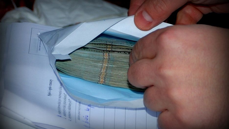 Centralne Biuro Antykorupcyjne zatrzymało na gorącym uczynku kobietę podczas próby skorumpowania urzędnika z Sulejówka. Mieszkanka miasta przekazała 30 tys. zł.
