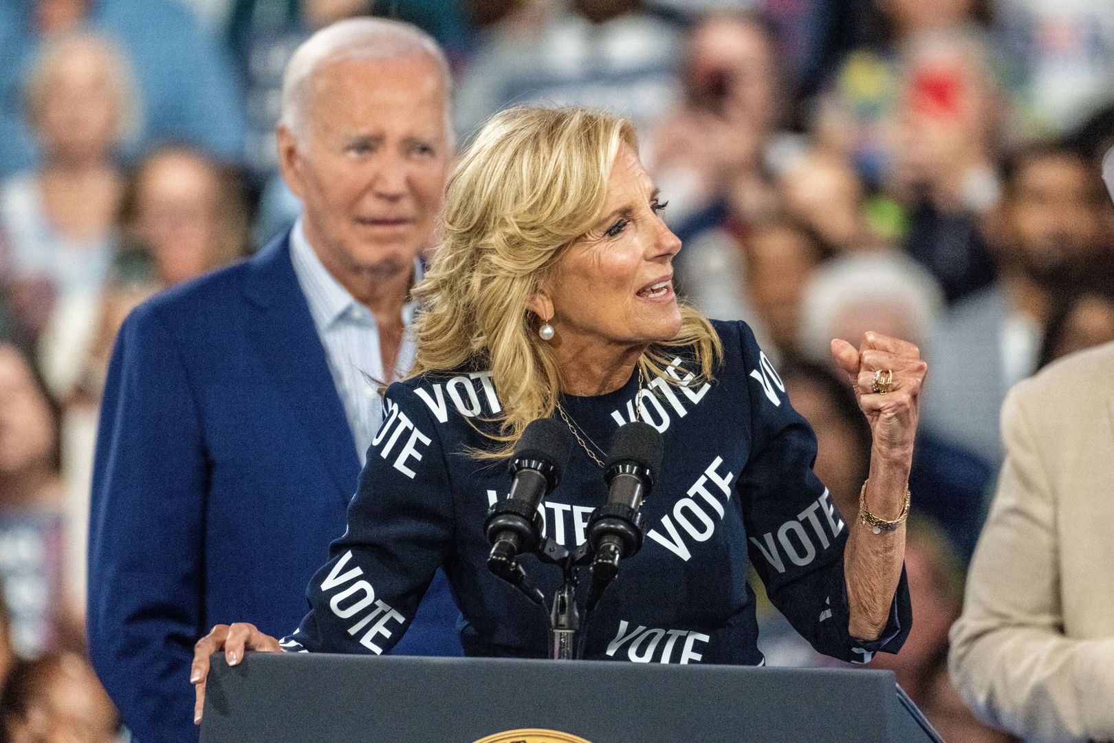 US President Joe Biden (Back) looks on as First Lady Dr. Jill Biden speaks to the crowd during a campaign event at the Jim Graham Building at the North Carolina State Fairgrounds in Raleigh, North Carolina, USA, 28 June 2024. EPA/STAN GILLILAND Dostawca: PAP/EPA.