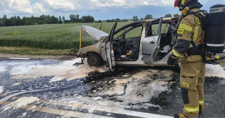 Pożar samochodu w Murzynowie. Strażacy interweniowali na drodze wojewódzkiej!