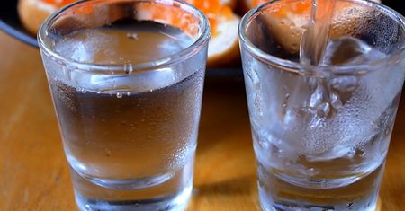 Dlaczego wódki nie powinno się trzymać w zamrażalniku? Producenci alkoholi podpowiadają (WIDEO)