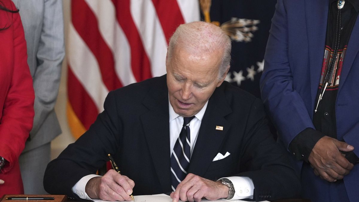 Temporary
President Joe Biden signs a proclamation to establish the Chuckwalla National Monument and the S�tt�tla Highlands National Monument during an event in the East Room of the White House, Tuesday, Jan. 14, 2025, in Washington. (AP Photo/Evan Vucci)
Evan Vucci