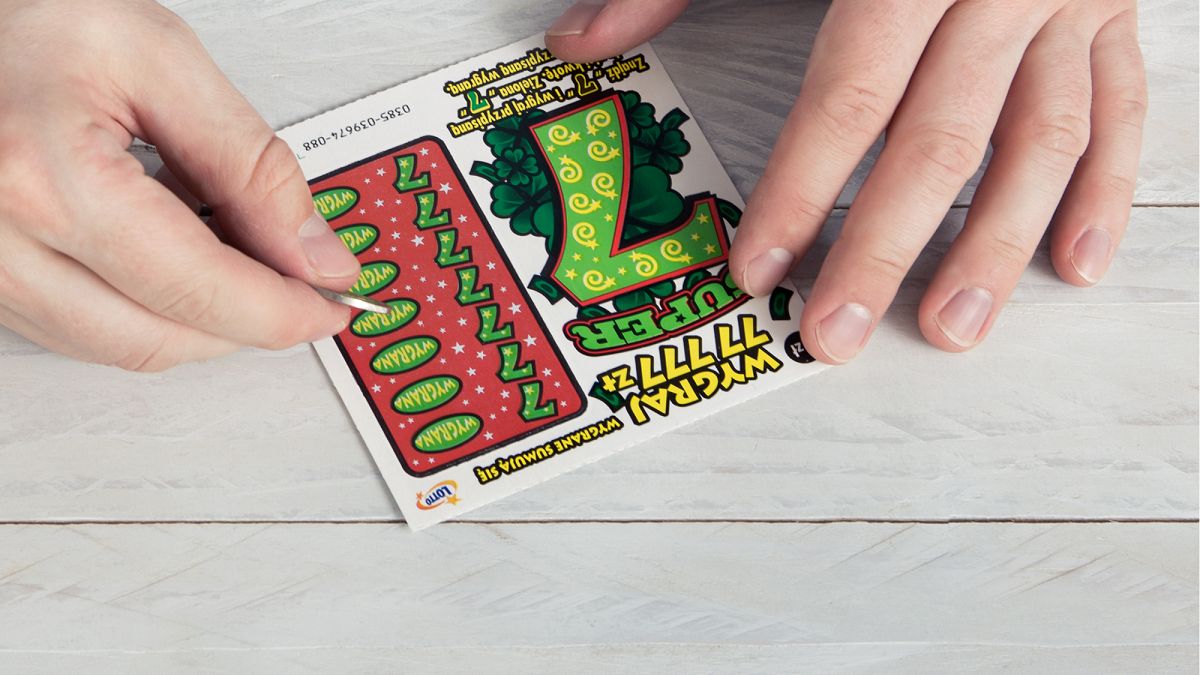 Bezdomny wygrał w zdrapce? Zdjęcie ilustracyjne. 