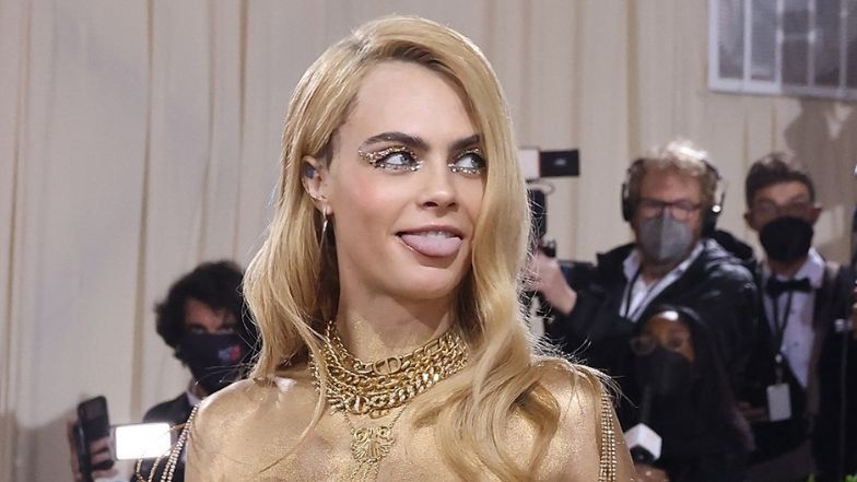 Gala MET 2022. Cara Delevigne paraduje po czerwonym dywanie topless